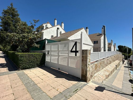 Foto 1 de Casa en venda a calle De Santillana del Mar de 3 habitacions amb terrassa i piscina