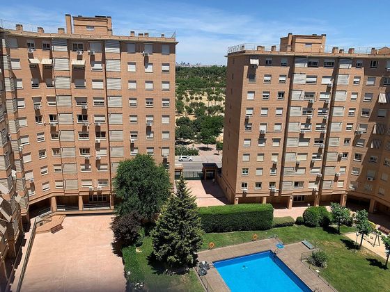 Foto 1 de Venta de piso en calle De Cazalegas de 2 habitaciones con piscina y garaje