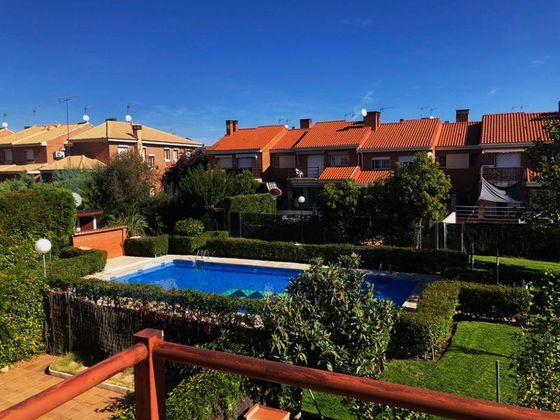 Foto 2 de Casa adossada en venda a Villanueva de la Cañada de 6 habitacions amb terrassa i piscina