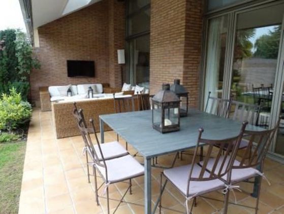 Foto 2 de Casa adossada en venda a paseo Club Deportivo de 5 habitacions amb terrassa i piscina