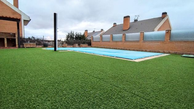 Foto 2 de Casa en venta en Campo Real de 6 habitaciones con terraza y piscina