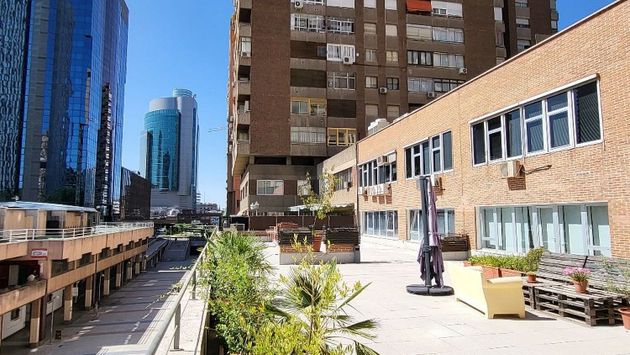 Foto 1 de Oficina en lloguer a calle De Orense amb terrassa i ascensor