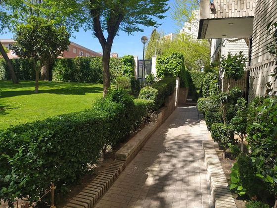 Foto 1 de Pis en venda a Aluche de 3 habitacions amb terrassa i jardí