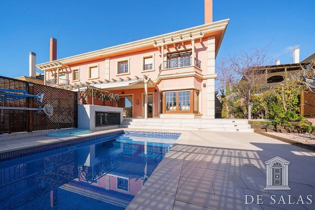 Foto 1 de Casa en venda a El Encinar de los Reyes de 6 habitacions amb terrassa i piscina