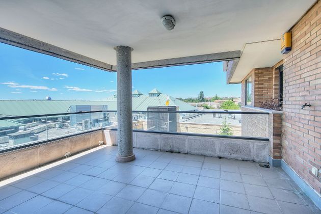Foto 1 de Venta de ático en Encinar de los Reyes de 3 habitaciones con terraza y piscina
