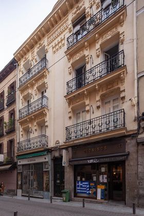 Foto 1 de Piso en venta en calle Del León de 3 habitaciones con balcón y aire acondicionado