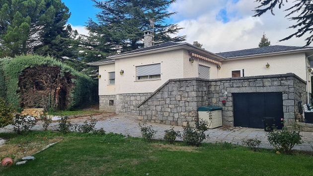 Foto 1 de Chalet en venta en Navacerrada de 4 habitaciones con terraza y piscina