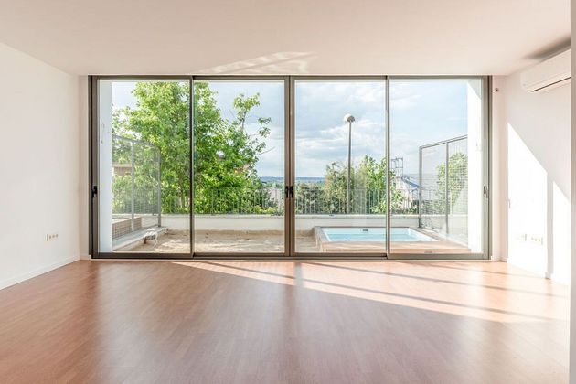 Foto 2 de Casa adossada en venda a Nuevo Aranjuez de 4 habitacions amb terrassa i piscina