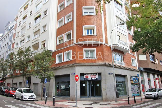 Foto 2 de Local en venta en calle De Fernán González Esquina Alcalde Sainz de Barand con terraza