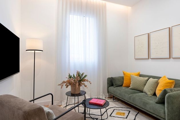 Foto 1 de Piso en alquiler en Jerónimos de 2 habitaciones con muebles y aire acondicionado