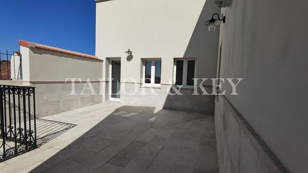 Foto 1 de Alquiler de piso en Almagro de 3 habitaciones con terraza y aire acondicionado