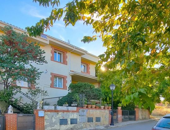Foto 2 de Casa adossada en venda a Guadalix de la Sierra de 5 habitacions amb terrassa i garatge