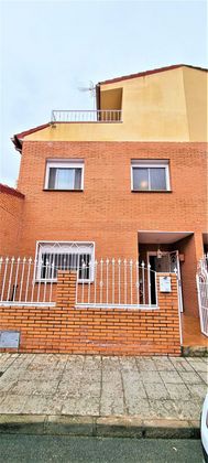 Foto 2 de Casa adossada en venda a calle Málaga de 5 habitacions amb terrassa i garatge