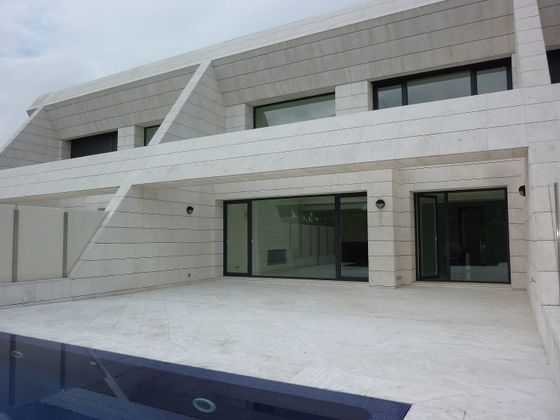 Foto 1 de Casa adossada en venda a paseo Los Lagos de 5 habitacions amb terrassa i piscina