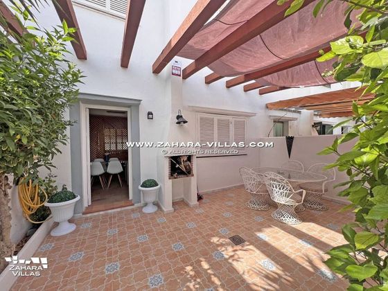 Foto 1 de Casa adosada en venta en Zahara de los Atunes de 3 habitaciones con terraza y jardín