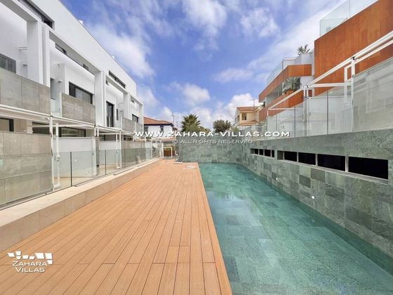 Foto 2 de Casa adossada en venda a Tarifa de 3 habitacions amb terrassa i piscina