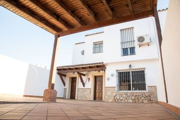 Foto 1 de Venta de casa adosada en El Juncal - Vallealto de 4 habitaciones con terraza y garaje