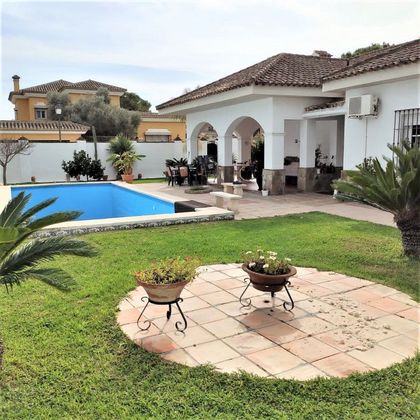 Foto 1 de Chalet en venta en Ctra Sanlúcar-Zona Cuatro Pinos de 3 habitaciones con terraza y piscina