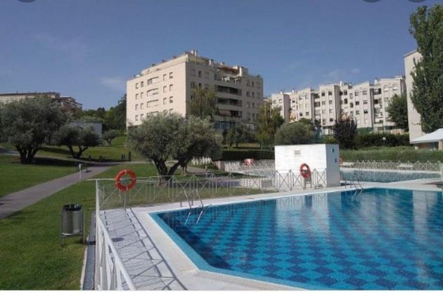 Foto 1 de Alquiler de piso en calle De Nanclares de Oca de 3 habitaciones con terraza y piscina