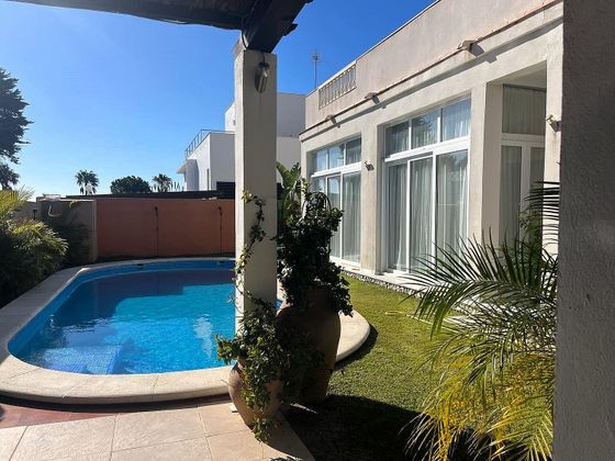 Foto 2 de Alquiler de chalet en Vistahermosa  - Fuentebravía de 4 habitaciones con terraza y piscina