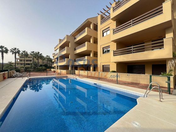 Foto 1 de Pis en venda a Puerto de Sotogrande-La Marina de 3 habitacions amb terrassa i piscina