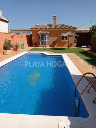 Foto 1 de Alquiler de chalet en Las Palmeras-Dehesilla de 3 habitaciones con piscina y garaje