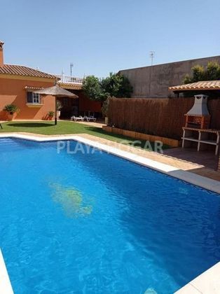 Foto 2 de Alquiler de chalet en Las Palmeras-Dehesilla de 3 habitaciones con piscina y garaje