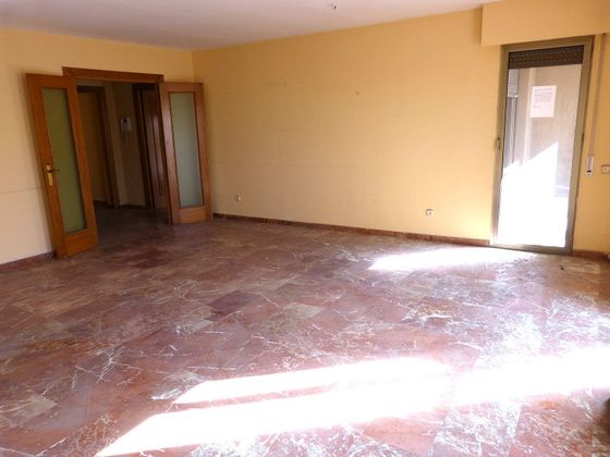 Foto 2 de Venta de piso en Centro - Almería de 4 habitaciones con terraza y garaje