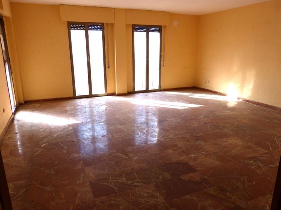 Foto 1 de Venta de piso en Centro - Almería de 4 habitaciones con terraza y garaje