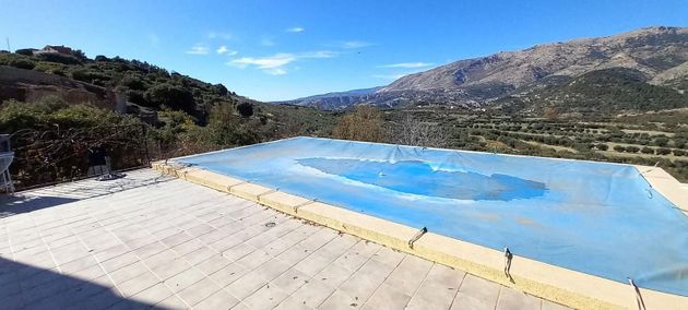Foto 2 de Chalet en venta en Castril de 4 habitaciones con terraza y piscina