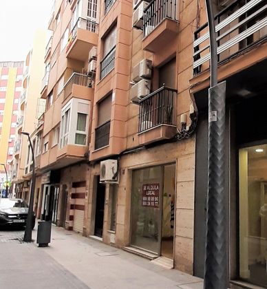Foto 2 de Local en alquiler en calle Zaragoza de 96 m²
