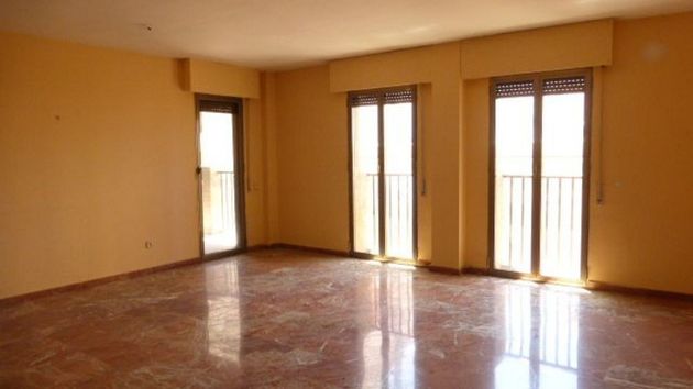 Foto 1 de Venta de piso en Centro - Almería de 4 habitaciones con terraza y garaje