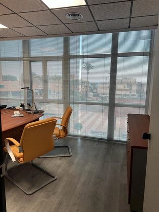 Foto 2 de Alquiler de oficina en calle Santa Fe con aire acondicionado