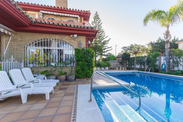 Foto 1 de Chalet en venta en Valdelagrana de 5 habitaciones con terraza y piscina