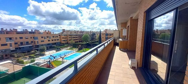 Foto 2 de Alquiler de ático en Prado de Somosaguas de 4 habitaciones con terraza y piscina