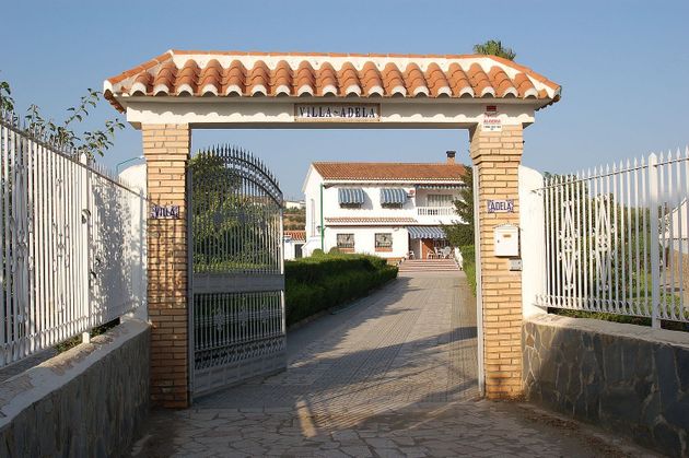 Foto 2 de Xalet en venda a Guadix de 6 habitacions amb terrassa i piscina