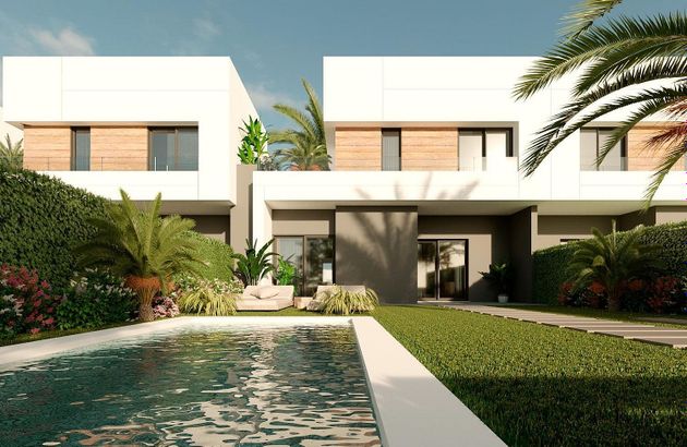 Foto 1 de Casa adosada en venta en Noreste-Granja de 4 habitaciones con terraza y piscina