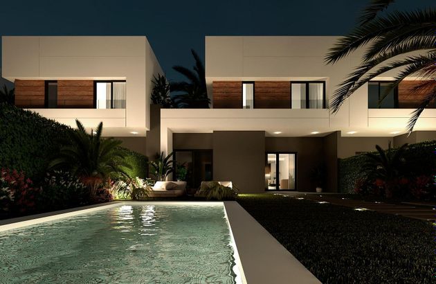 Foto 2 de Casa adosada en venta en Noreste-Granja de 4 habitaciones con terraza y piscina