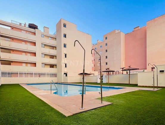 Foto 2 de Venta de piso en Roquetas Centro de 2 habitaciones con terraza y piscina