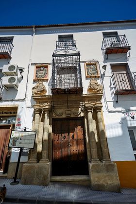 Foto 1 de Casa adosada en venta en calle Iznajar de 6 habitaciones con terraza