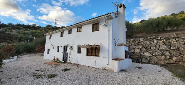 Foto 2 de Casa en venta en calle Cierzos y Cabreras de 4 habitaciones con terraza y jardín