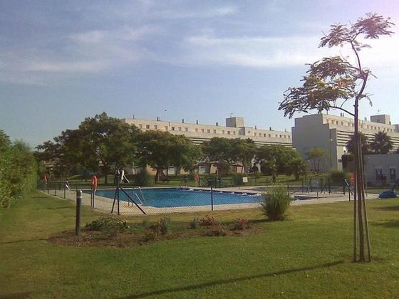 Foto 2 de Alquiler de ático en avenida Juan Carlos I de 3 habitaciones con terraza y piscina