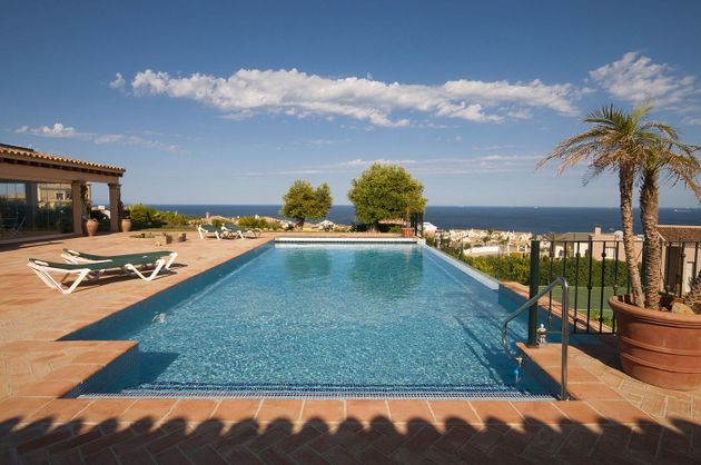 Foto 2 de Chalet en venta en La Alcaidesa de 5 habitaciones con terraza y piscina