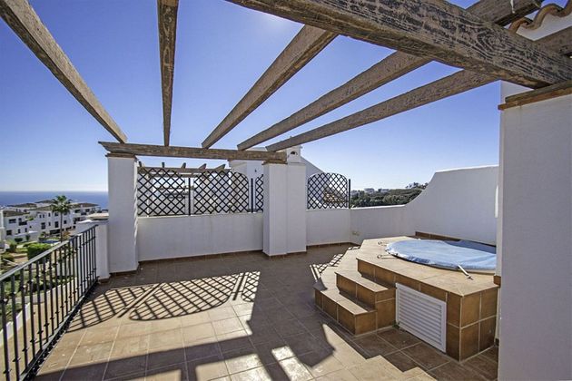 Foto 2 de Casa en venta en La Alcaidesa de 3 habitaciones con terraza y piscina