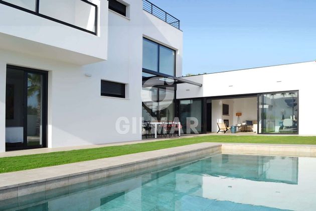 Foto 1 de Xalet en venda a Conil de 4 habitacions amb terrassa i piscina