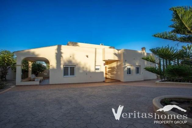 Foto 2 de Casa en venda a Las Ventanicas - La Paratá de 4 habitacions amb terrassa i piscina