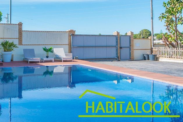 Foto 1 de Chalet en venta en calle La Capilla de 4 habitaciones con piscina y jardín