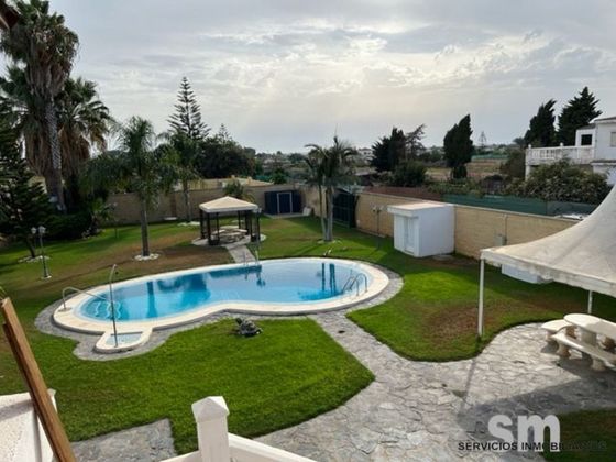 Foto 2 de Chalet en venta en Las Tres Piedras - Costa Ballena de 4 habitaciones con piscina y jardín