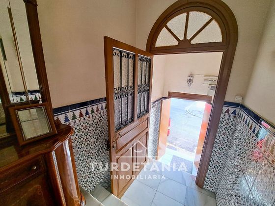Foto 2 de Casa adossada en venda a V Centenario-Piletas-Capuchinos de 3 habitacions amb terrassa
