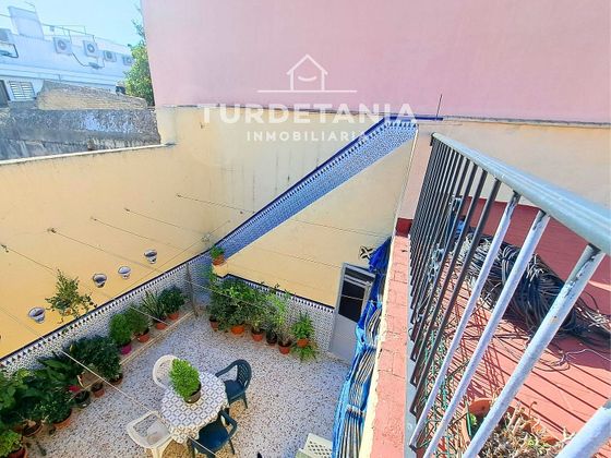 Foto 1 de Casa adossada en venda a V Centenario-Piletas-Capuchinos de 3 habitacions amb terrassa
